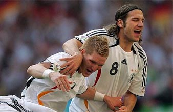 Schweinsteiger y Frings celebran un gol. (Foto: AFP) MS FOTOS