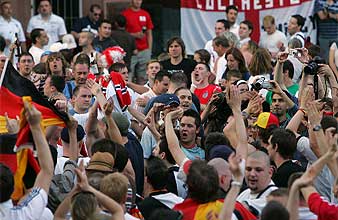 Aficionados alemanes celebran la victoria en Frankfurt. (AFP)