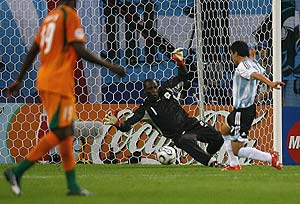 Saviola anota su gol ante la salida de Tizi. (Foto: AFP)