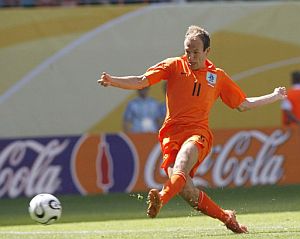 Robben ejecuta el disparo que supuso el nico gol del partido. (Foto: EFE)