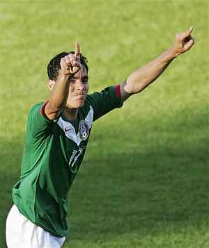 Omar Bravo celebra su segundo gol ante Irn. (Foto: AP)
