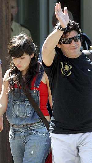 Maradona y su hija Gianina, a la entrada del hotel donde se hospeda Argentina. (Foto: EFE)