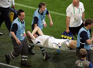 Jan Koller, reitrado en camilla tras caer lesionado. (Foto: AP)