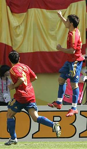 Xavi Hernndez y Villa (d) celebran un gol con los seguidores espaoles. (Foto: AP)