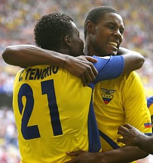 Carlos Tenorio y Delgado celebran el primer gol de Ecuador. (Foto: EFE)