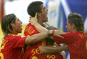 Los jugadores de Espaa felicitan a Villa tras un gol. (Foto: EFE)
