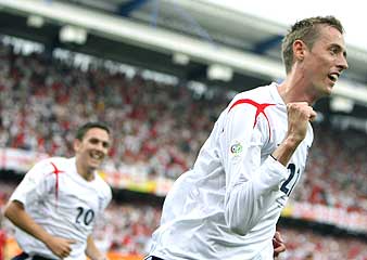 Peter Crouch celebra su gol. (Foto: AFP)