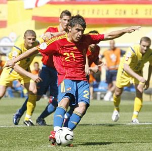 Villa lanza el penalti ante Ucrania. (Foto: EFE)