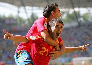 Xavi se sube encima de Villa tras un gol del 'Guaje'. (Foto: AFP)