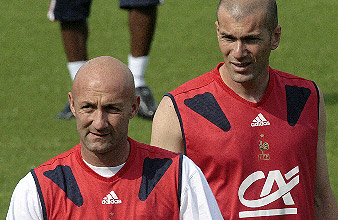 Barthez, junto a 'Zizou', durante un entrenamiento. (AFP)