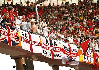 Aficionados ingleses apoyan a su aficin en el ltimo partido. (Foto: AP)