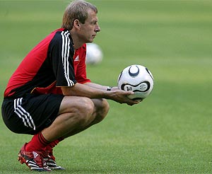Klinsmann observa a sus pupilos durante un entrenamiento. (AFP)