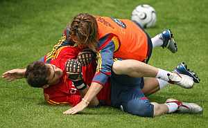 Casillas y Sergio Ramos, en un momento del entrenamiento. (Foto: AP)