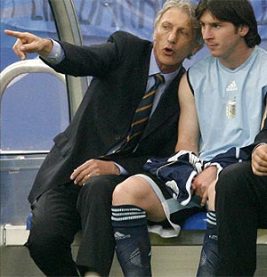 Pekerman charla con Messi en el encuentro ante Serbia. (AFP)