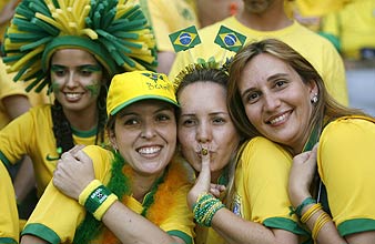 Varias aficionadas brasileas, antes del partido. (Foto: EFE)