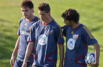 Casillas, Ral y Torres, tras el entrenamiento de ayer. (AFP)