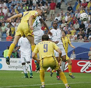 Shevchenko remata de cabeza el que sera su primer gol en un Mundial. (Foto: AP)