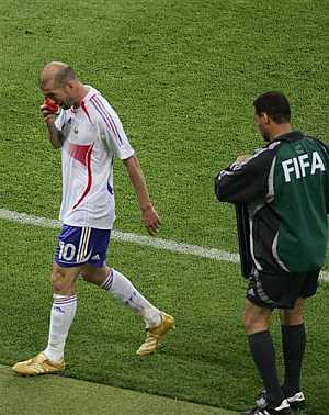 Zidane abandona el encuentro ante Corea. (Foto: AP)