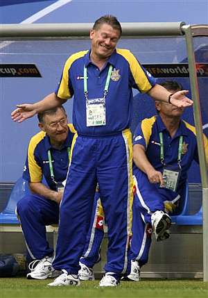 Oleg Blokhin gesticula durante el partido. (Foto: AP)