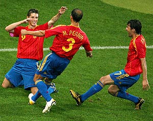 Torres, Perna y Ral celebran el segundo gol de Espaa. (EFE)