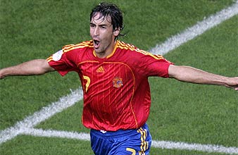 Ral celebra el primer gol de Espaa. (AFP)