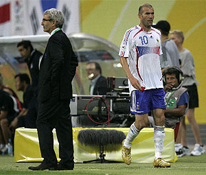 Zidane tras ser cambiado en el partido contra Corea. (AP)