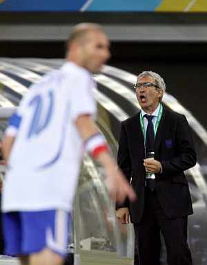 Zidane, en primer plano, y Domenech, de fondo. (Foto: AFP)