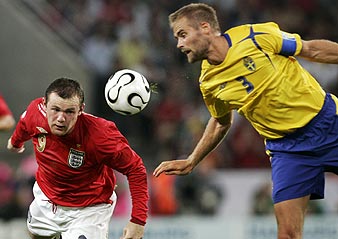 Rooney y Mellberg pugnan por una pelota. (Foto: AP)