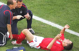 Michael Owen, tras sufrir la lesión. (Foto: AP)