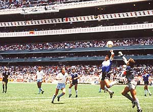 Diego Armando Maradona anota el primer gol ante Inglaterra. (Foto: El Mundo)
