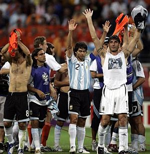 Los futbolistas argentinos celebran su clasificación para octavos. (Foto: AP)