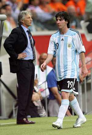 Messi sale del campo, con Pekerman al fondo. (Foto. EFE)