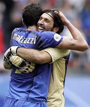 Gianlugi Buffon abraza al autor del primer gol italiano, Materazzi. (Foto: AP)