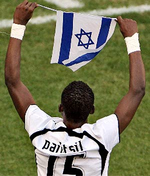 Pantsil celebra su gol ante Repblica Checa con la bandera israel. (AFP)