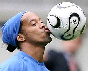 Ronaldinho, durante un entrenamiento. (EFE)