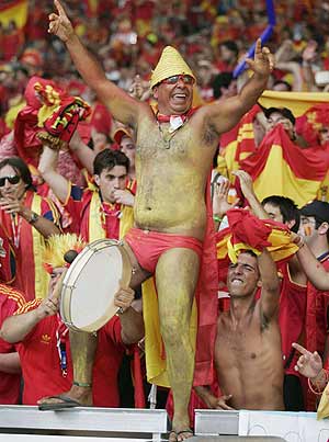 Aficionados españoles contra Túnez. (Foto: EFE)