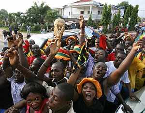 Aficionados de Ghana celebran el pase de su equipo a octavos. (Foto: AFP)