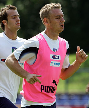 Rossi -con el peto rosa- durante un entrenamiento con su selección. (Foto: AP)