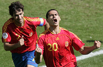 Juanito celebra el gol con Ral. (Foto: AP)