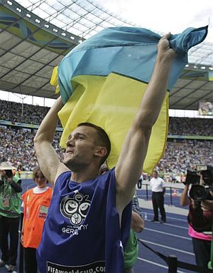 Shevchenko celebra con el pblico el triunfo de su equipo. (Foto: AP)