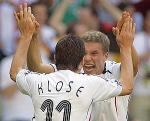 Klose y Podolski celebran un gol. (Foto: REUTERS)