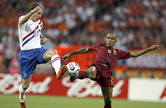 Robben y Costinha pugnan por un baln. (Foto: AFP)