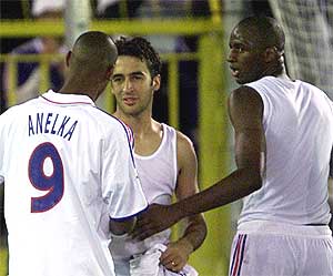 Ral se despide de Anelka y Vieira tras la Eurocopa de 2000. (Foto: EL MUNDO)