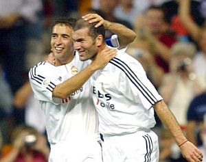 Zidane y Ral celebran un gol con la camiseta del Real Madrid. (Foto: AFP)