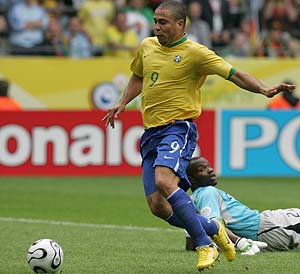Ronaldo tumba al portero en el primer gol de Brasil. (Foto: AFP)