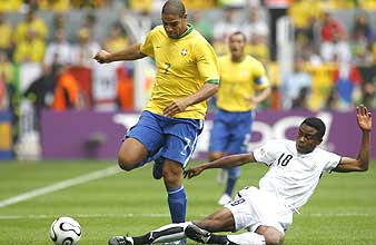 Adriano regatea a un jugador de Ghana. (Reuters)