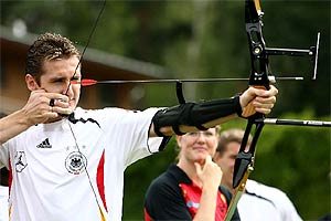 Klose ha recibido clases de arco. (AP)