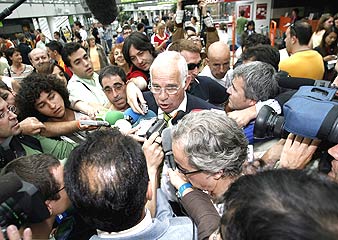 Aragons atiende a la prensa a su llegada a Barajas. (Foto: EFE)