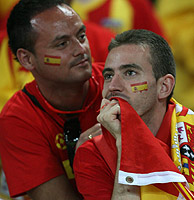 Aficionados españoles muestran su decepción ante la derrota de España contra Francia. (Foto: EFE)