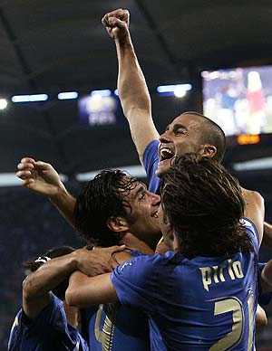 Toni, Cannavaro y Pirlo celebran un gol de Italia. (Foto: AFP)